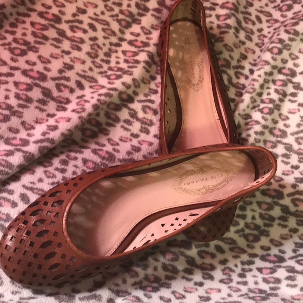 EUC Elie Tahari sz 39 eyelet flats